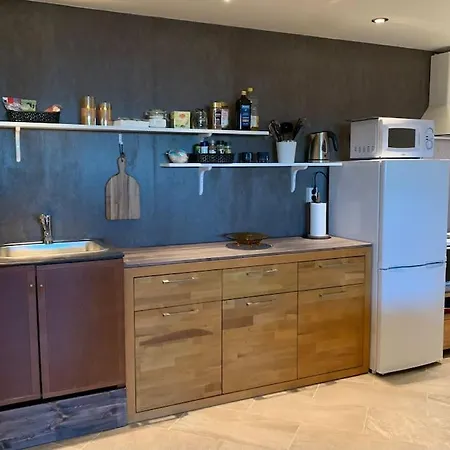 Hybel I Underetasje 700m Fra Apartment *