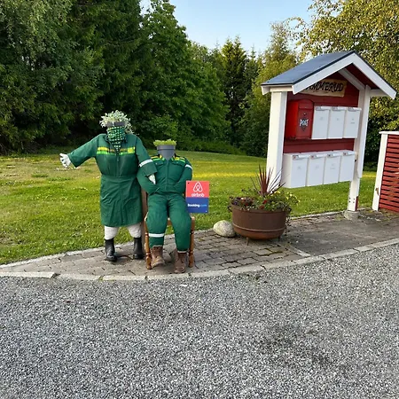 Hybel I Underetasje 700m Fra *