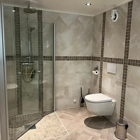 Hybel I Underetasje 700m Fra Apartment