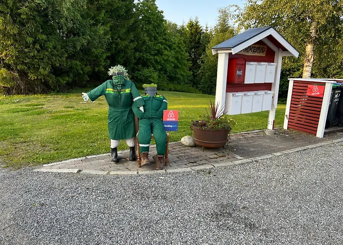 Hybel I Underetasje 700m Fra *