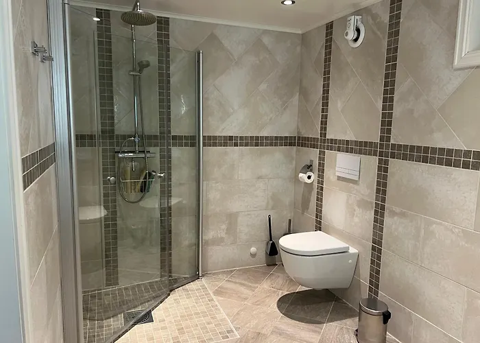 Hybel I Underetasje 700m Fra 公寓
